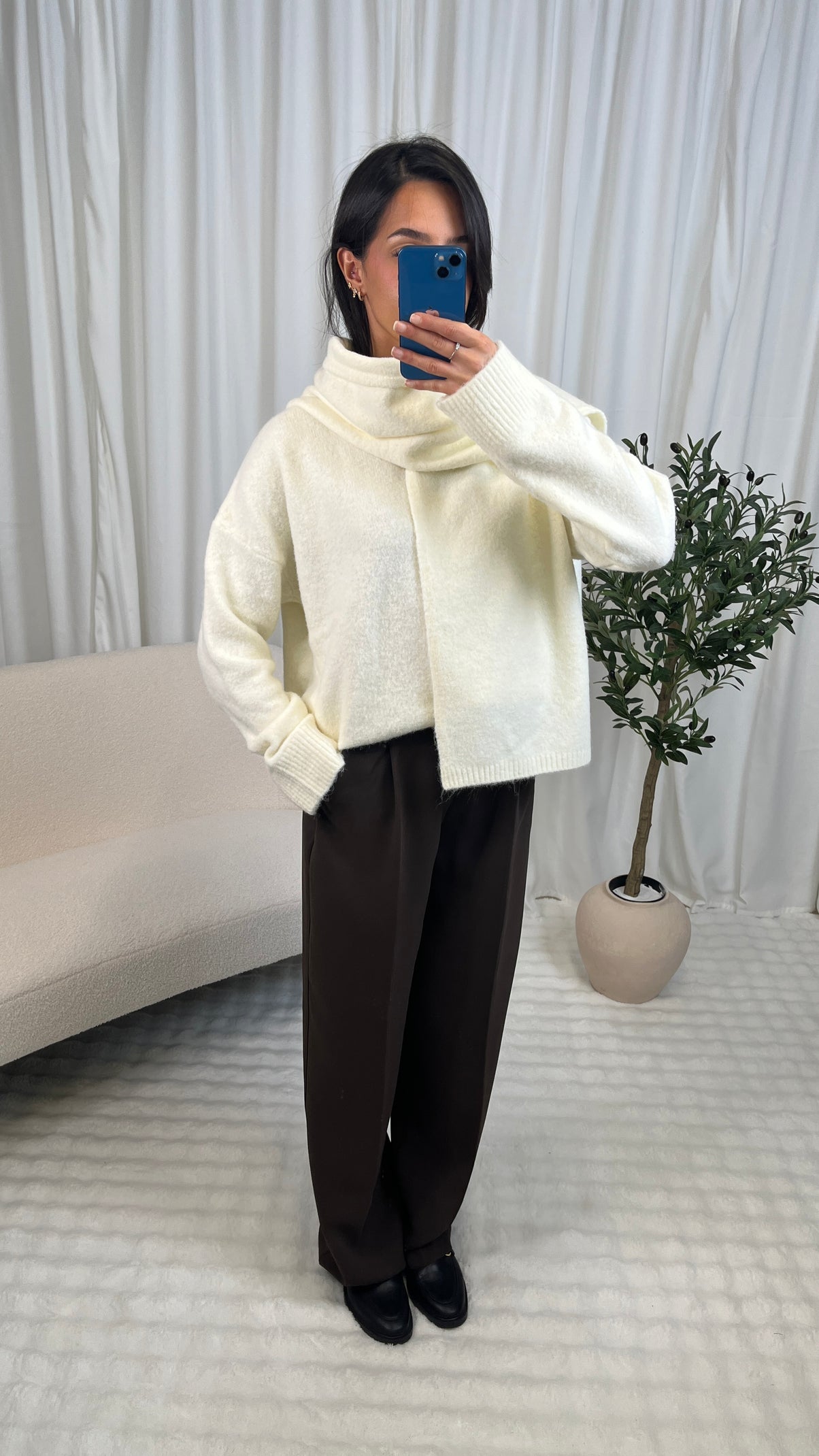 Pull col arrondi avec écharpe