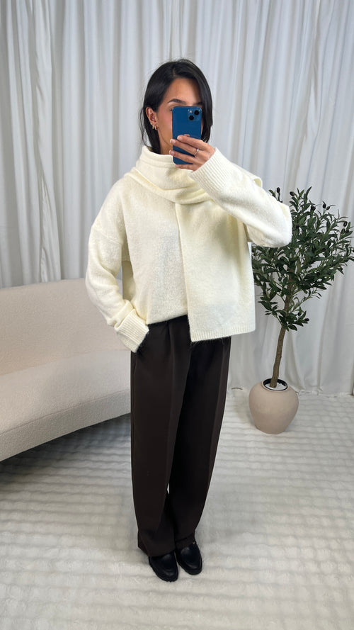 Pull col arrondi avec écharpe