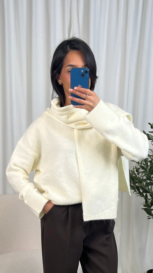 Pull col arrondi avec écharpe