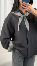 Chemise grise avec foulard intégré