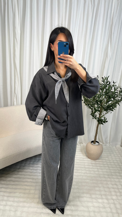 Chemise grise avec foulard intégré