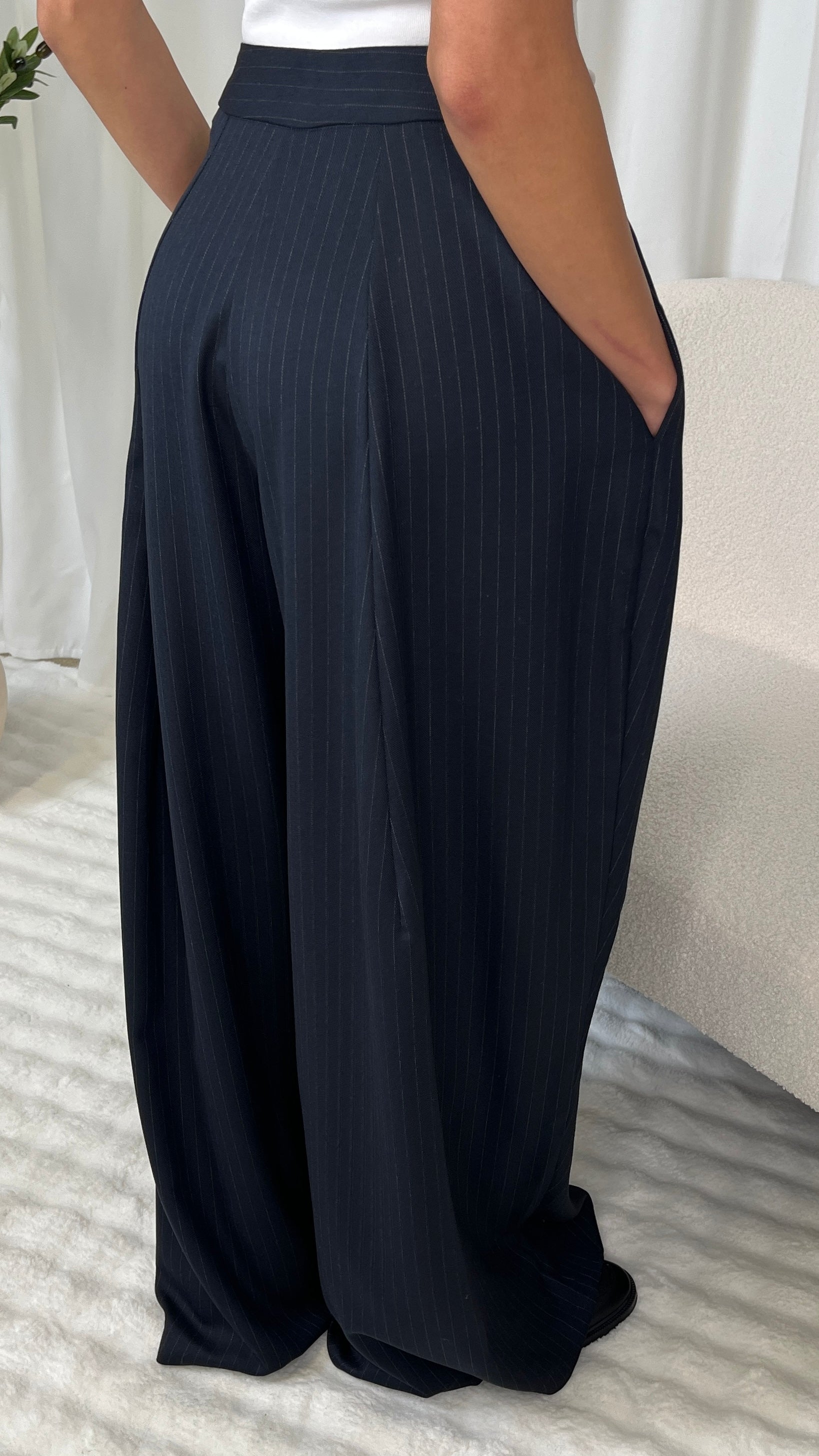 Pantalon bleu nuit rayé à plis