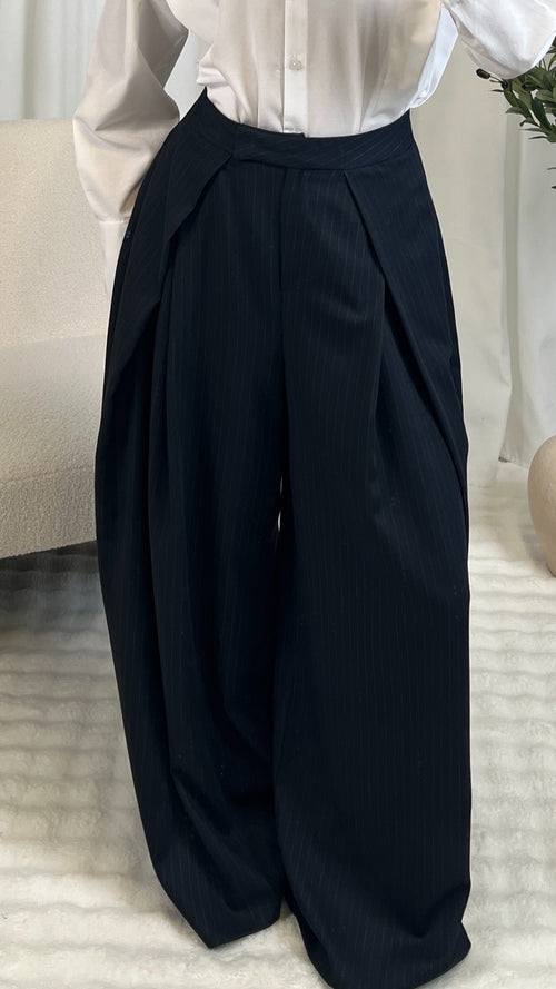 Pantalon bleu nuit rayé à plis